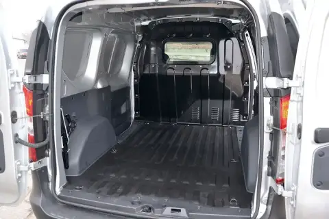 Pusta przestrzeń ładunkowa Dacia Dokker, idealna do transportu. Sprawdź wymiary, by zaplanować przewóz.
