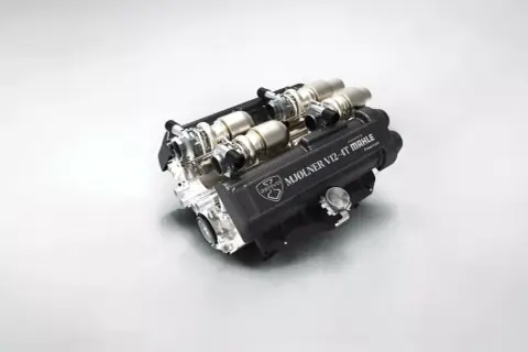 Potężny silnik V12-4T Mjolner od Zenvo, z turbosprężarkami i karbonową osłoną.