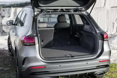 Otwarty bagażnik srebrnego Mercedesa GLA 220, gotowy na podróż.