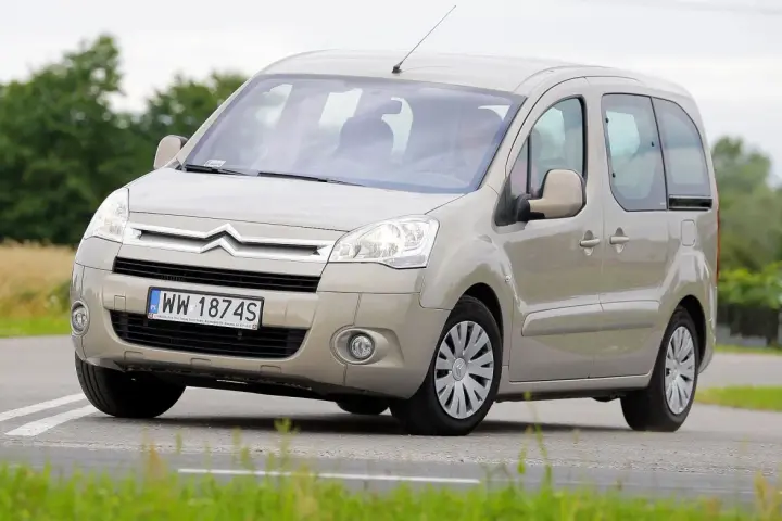 Beżowy Citroen Berlingo 2 na drodze, z tablicą rejestracyjną WW 1874S.