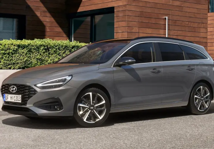 Szary Hyundai i30 kombi, idealny na rodzinne wyjazdy. Sprawdź atrakcyjną cenę nowego modelu!