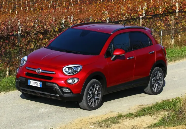 Czerwony Fiat 500 XL na tle jesiennych winnic.