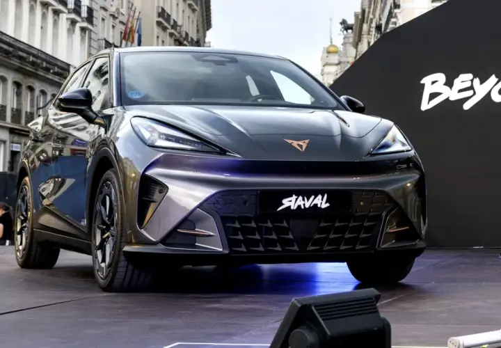 Nowa Cupra prezentuje się imponująco na tle miejskiej architektury. Jej futurystyczny design przyciąga wzrok.