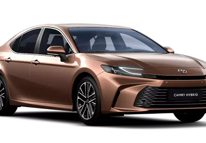 Nowa Toyota Camry 2024 w kolorze miedzianym, z nowoczesnymi światłami LED i napędem hybrydowym.