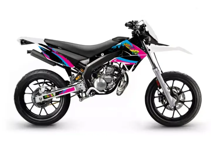 Motocykl Derbi Senda z kolorowymi naklejkami w stylu retro.