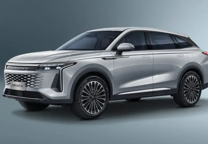 Srebrny SUV OMODA 9 z eleganckim grillem i nowoczesnymi światłami.