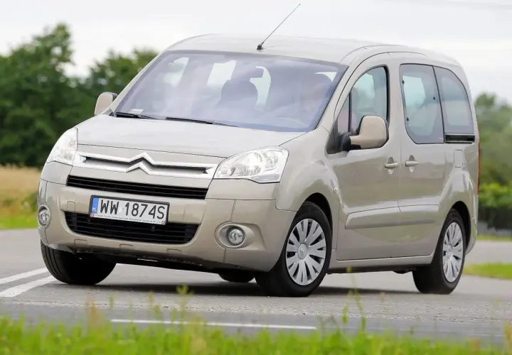 Beżowy Citroen Berlingo 2 na drodze, z tablicą rejestracyjną WW 1874S.