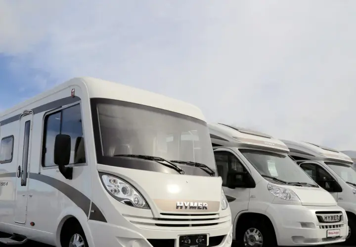 Ile osób może jechać kamperem? Odkryj maksymalną pojemność pojazdu