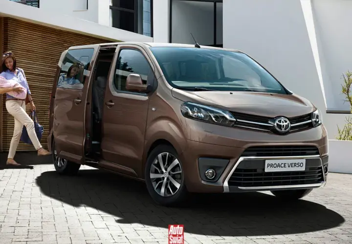 Kobieta z dzieckiem na rękach wsiada do brązowego **toyota van** Proace Verso.