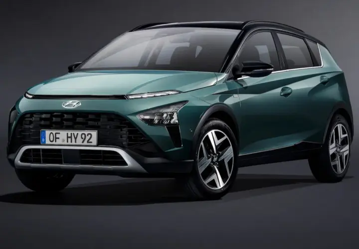 Zielony Hyundai Bayon z czarnym dachem, widok z przodu.
