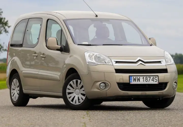 Beżowy Citroen Berlingo na drodze, z polskimi tablicami rejestracyjnymi WW 1874S.