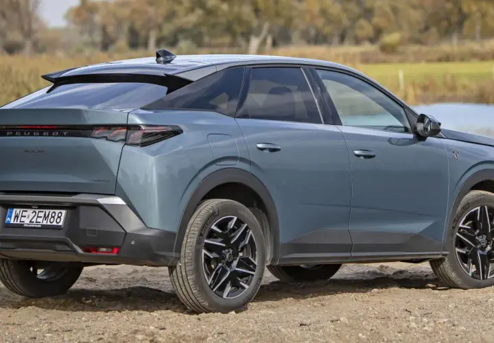 Szary Peugeot 3008 Hybrid na tle natury. Sprawdź jego atrakcyjną peugeot 3008 cena.