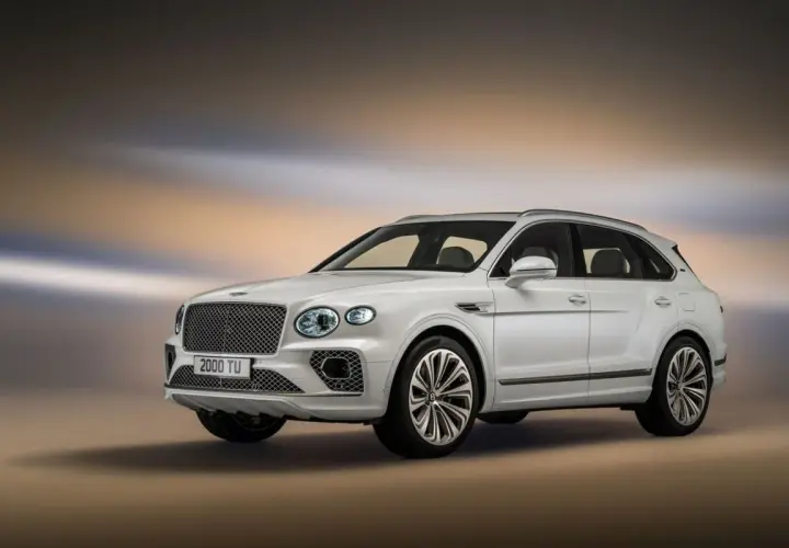 Elegancki, biały Bentley SUV z charakterystyczną kratą wlotu powietrza i stylowymi felgami, prezentujący luksus i moc.