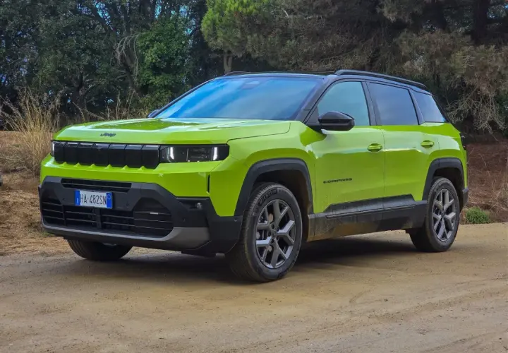 Jaskrawozielony Jeep Compass 2025 na drodze gruntowej, gotowy na przygodę.