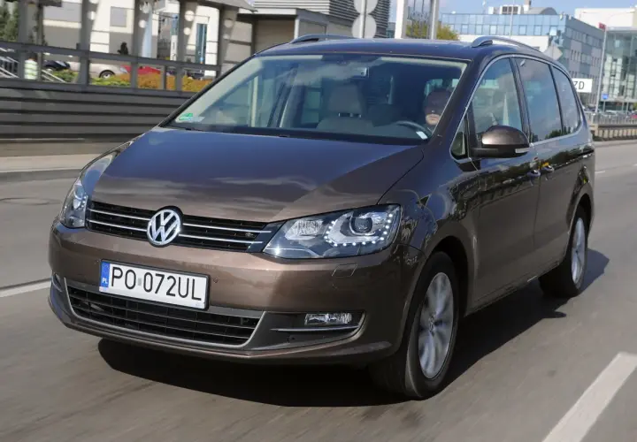 Brązowy Volkswagen Sharan, jeden z najbardziej polecanych samochodów 7-osobowych, jedzie ulicą.