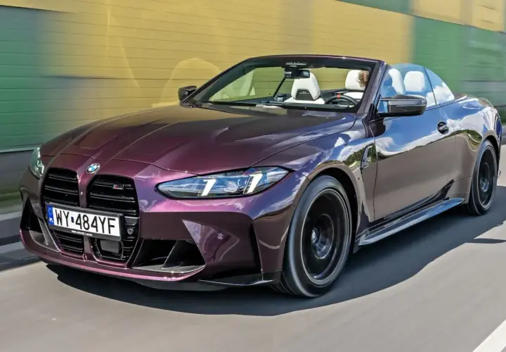 Fioletowe BMW M4 kabriolet w ruchu. Sprawdź aktualną bmw m4 cena i poczuj wolność jazdy.