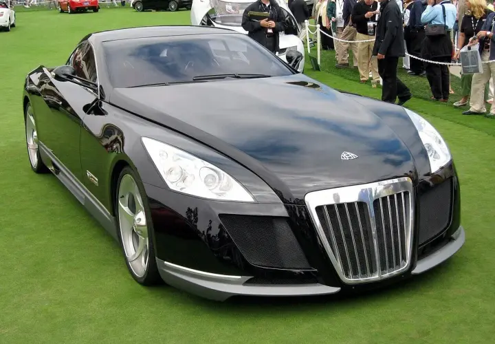 Czarny Maybach Exelero, najdroższe auto na świecie, prezentuje się na zielonej trawie.