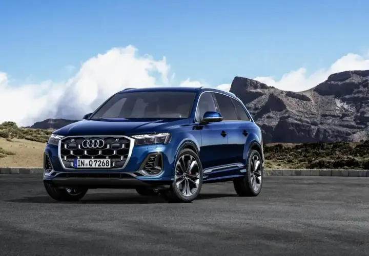 Błękitne Audi Q7 na tle górskiego krajobrazu. Poznaj jego imponujące audi q7 wymiary i możliwości terenowe.