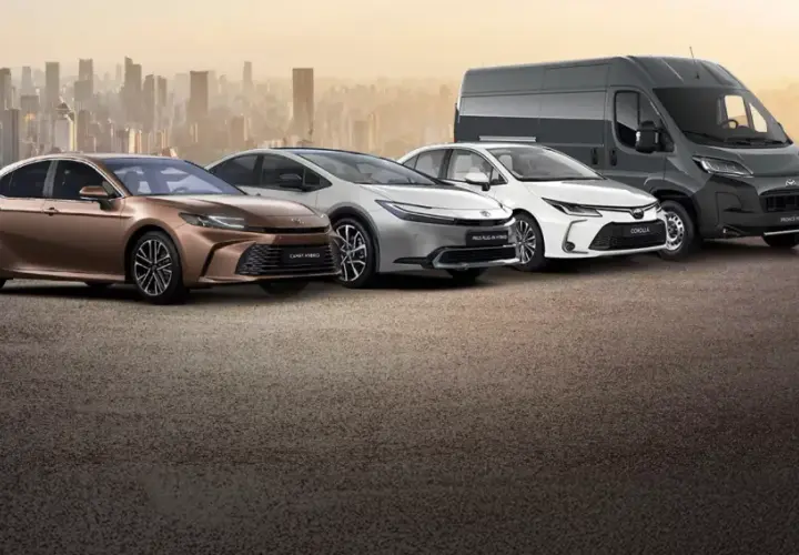 Toyota Camry, Prius Plug-in Hybrid, Corolla i Proace Max na tle miasta.