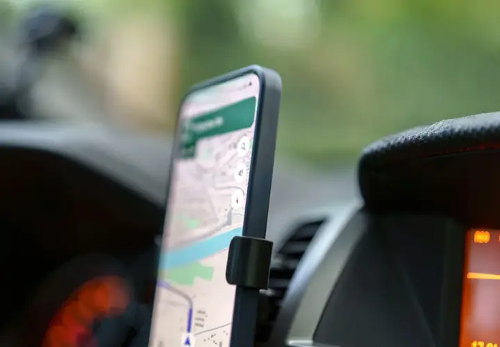 Telefon z mapą na ekranie, zamontowany w samochodzie. To najlepsza nawigacja na telefon za darmo, która ułatwi każdą podróż.