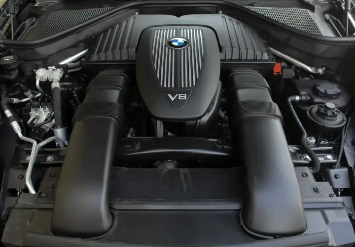 Silnik V8 w BMW X5 2023, gotowy do dostarczenia mocy.