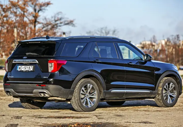 Czarny Ford Explorer, potężny SUV, gotowy na każdą podróż. Elegancki design i solidna konstrukcja.