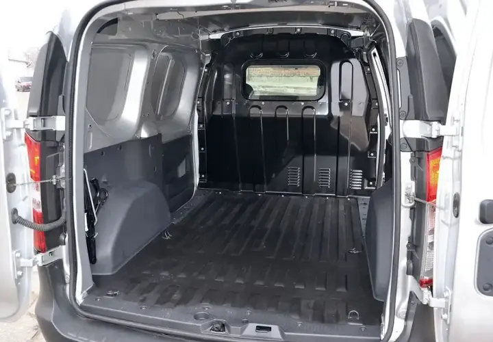 Pusta przestrzeń ładunkowa Dacia Dokker, idealna do transportu. Sprawdź wymiary, by zaplanować przewóz.