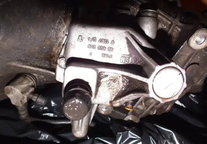 Gdzie jest numer skrzyni biegów Opel? Znajdź go bez trudu w pojeździe
