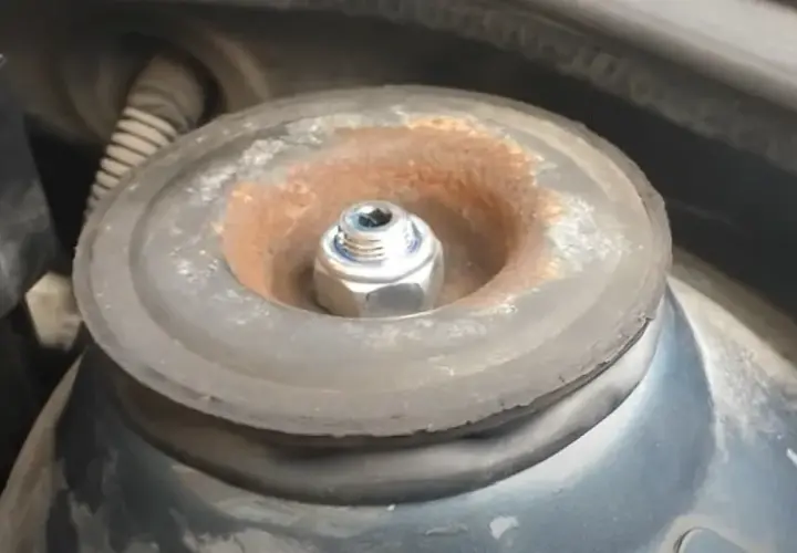 Objawy uszkodzonej poduszki amortyzatora w BMW E39 – nie ignoruj tych sygnałów