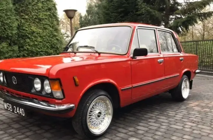 Czerwony Fiat 125p: Kultowa Ikona Motoryzacji PRL - Historia i Fakty