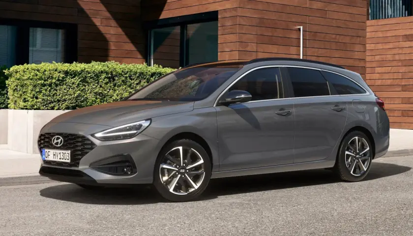 Szary Hyundai i30 kombi, idealny na rodzinne wyjazdy. Sprawdź atrakcyjną cenę nowego modelu!