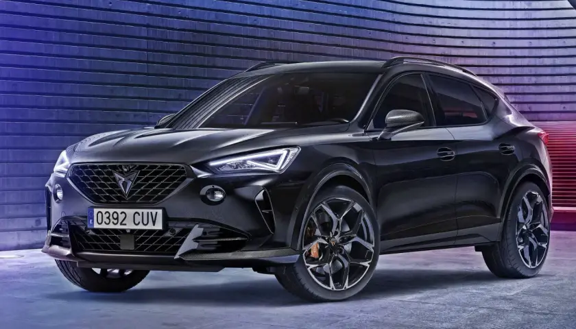 Czarny SUV Cupra Formentor z agresywnym grillem i sportowymi felgami. Cupra to marka dla tych, którzy szukają emocji.