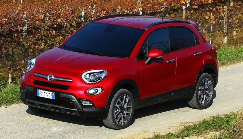 Czerwony Fiat 500 XL na tle jesiennych winnic.
