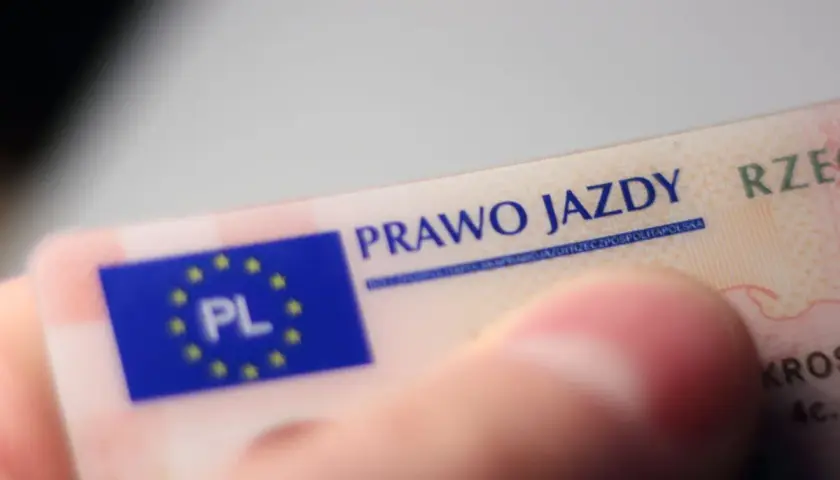 Zabrane prawo jazdy na 3 lata co dalej? Widok na polskie prawo jazdy, które trzyma dłoń.