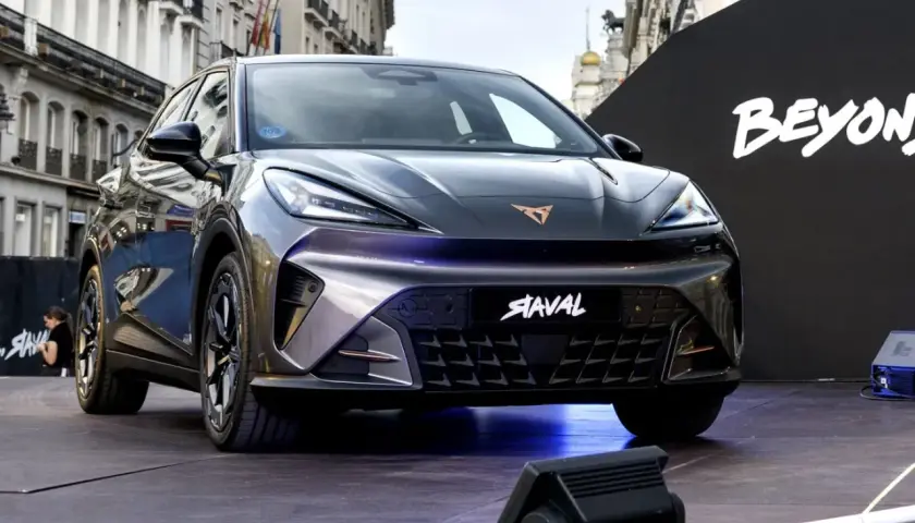Nowa Cupra prezentuje się imponująco na tle miejskiej architektury. Jej futurystyczny design przyciąga wzrok.
