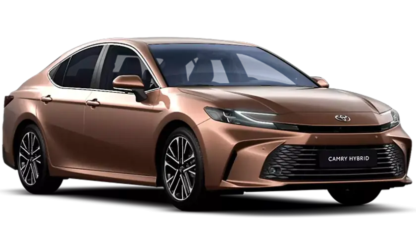 Nowa Toyota Camry 2024 w kolorze miedzianym, z nowoczesnymi światłami LED i napędem hybrydowym.