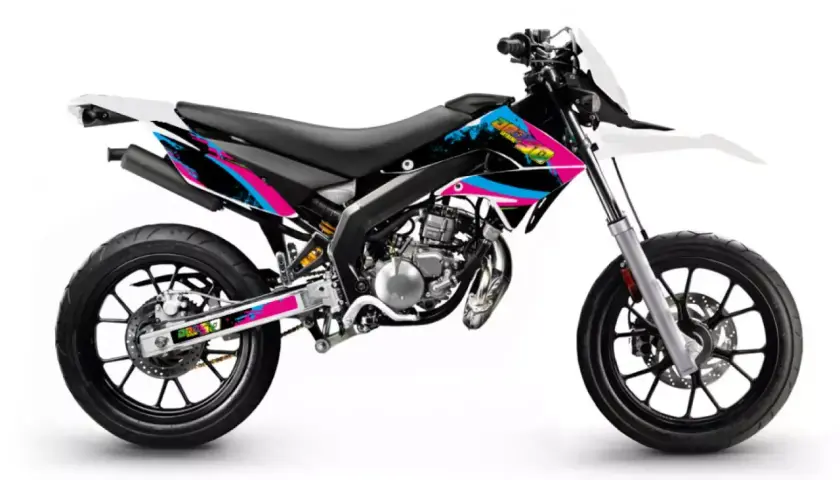 Motocykl Derbi Senda z kolorowymi naklejkami w stylu retro.