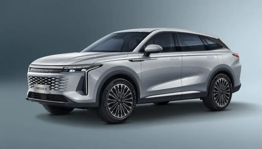 Srebrny SUV OMODA 9 z eleganckim grillem i nowoczesnymi światłami.