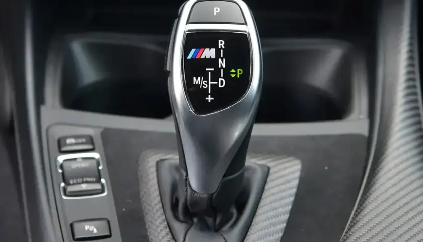 Oznaczenia automatycznej skrzyni biegów BMW M: P, R, N, D, M/S. Wskazują tryby jazdy i pozycje.