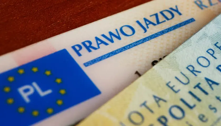 Zbliżenie na polskie prawo jazdy z kodem 96. Widoczny fragment dokumentu z napisem "PRAWO JAZDY" i flagą UE z oznaczeniem "PL".