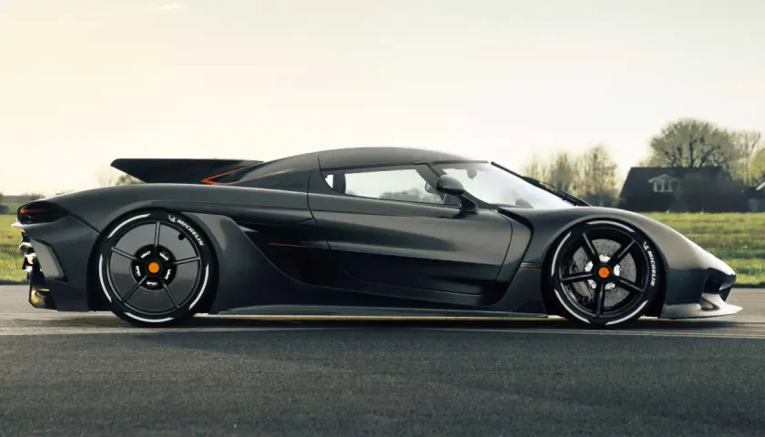 Czarny Koenigsegg Jesko, symbol luksusu i osiągów. Jego cena jest astronomiczna, ale dla koneserów to spełnienie marzeń.