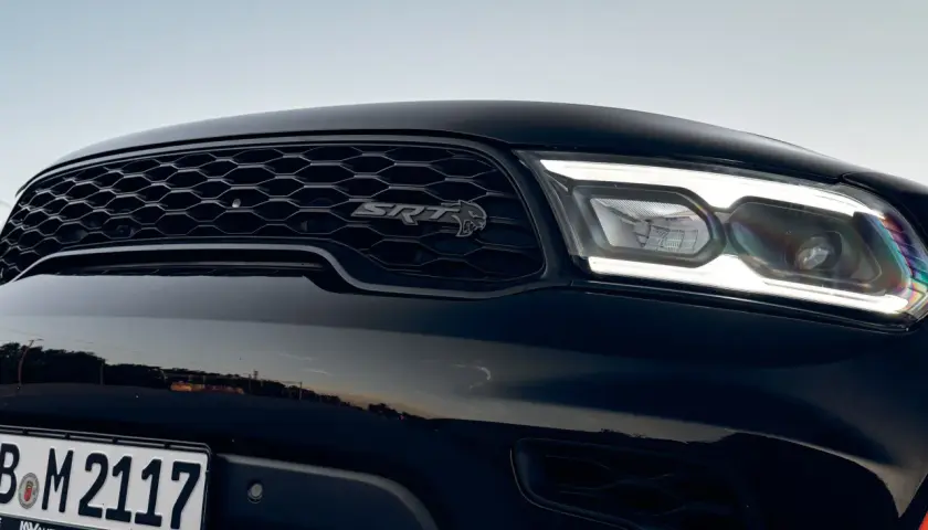 Czarny Durango Hellcat z błyszczącą atrapą chłodnicy i ostrymi światłami LED.