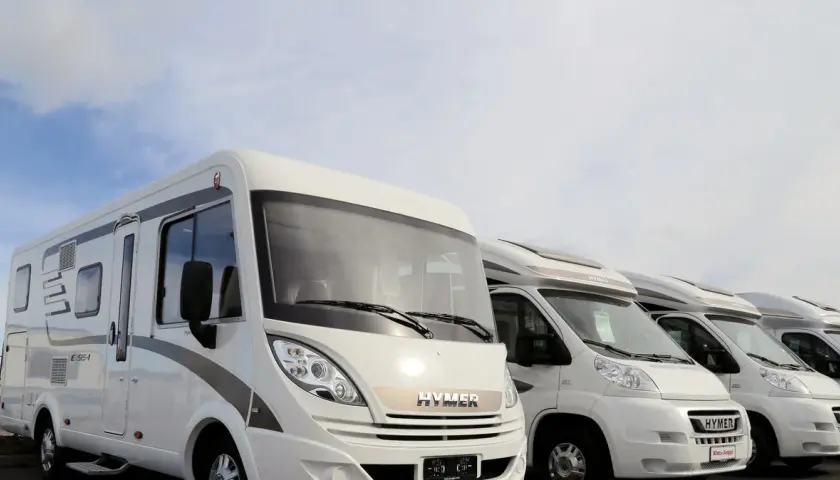 Ile osób może jechać kamperem? Odkryj maksymalną pojemność pojazdu