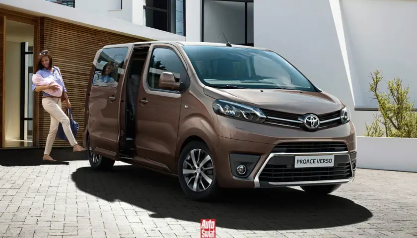 Kobieta z dzieckiem na rękach wsiada do brązowego **toyota van** Proace Verso.