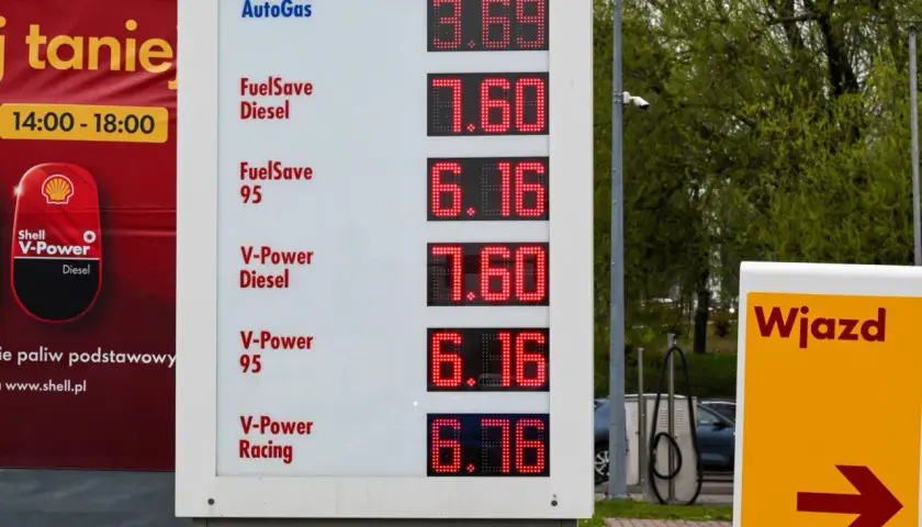 Cena benzyny 95 na tablicy informacyjnej stacji paliw wynosi 6.16. Obok widnieją ceny diesla i autogazu.