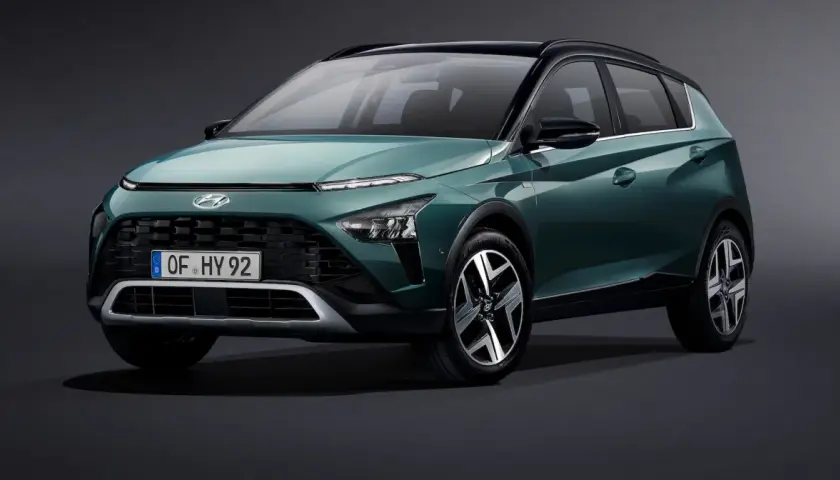 Zielony Hyundai Bayon z czarnym dachem, widok z przodu.