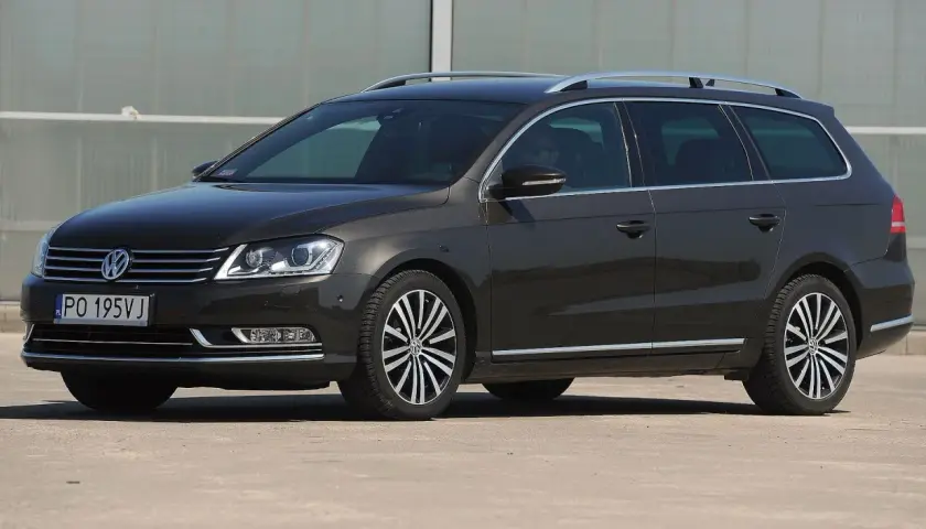 Ciemnoszary Volkswagen Passat Variant z silnikiem 2.0 TDI, zaparkowany na zewnątrz.