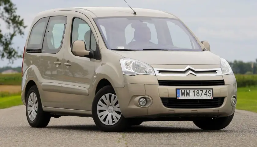 Beżowy Citroen Berlingo na drodze, z polskimi tablicami rejestracyjnymi WW 1874S.