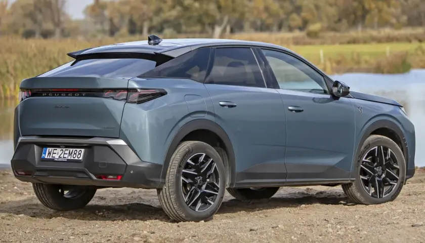 Szary Peugeot 3008 Hybrid na tle natury. Sprawdź jego atrakcyjną peugeot 3008 cena.
