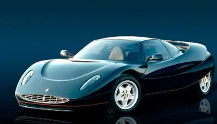 Czarny, sportowy samochód Ferrari z lat 90. z charakterystycznym grillem i opływową sylwetką. To rzadki model, który zapowiadał przyszłe LaFerrari.